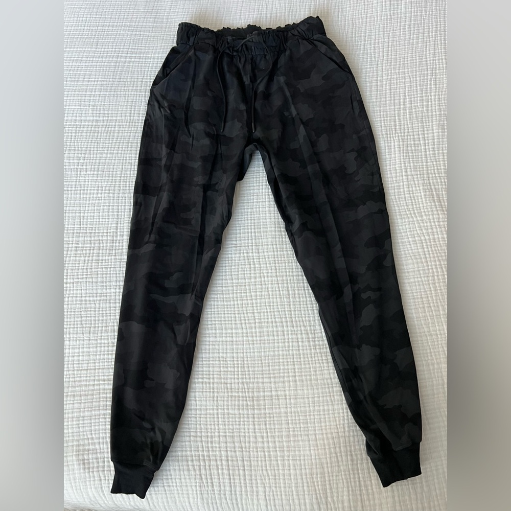 Lululemon women’s Black Camouflage Jogger Pants